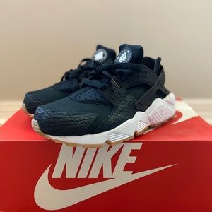 W AIR HUARACHE RUN SE - BLACK - 100% DISINFECTED